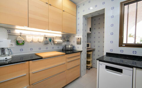 Villa Panorama: Controsoffitto, Cabinetry, Proprietà, Costruzione, Elettrodomestico Da Cucina, Finestra, Cucina, Cucina Stufa, Legna, Interior Design