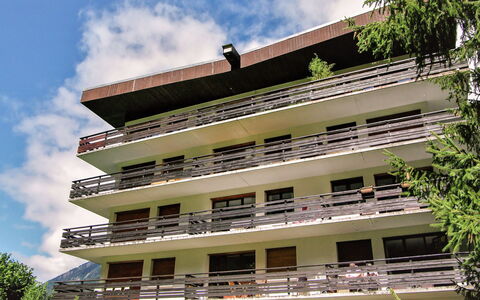 Chamonix 490: Nube, Cielo, Costruzione, Albero, Palazzone, Urban Design, Finestra, Pianta, Condominio, Woody Impianto