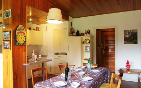 Chamonix 490: Camera, Sala Da Pranzo, Proprietà, Costruzione, Mobilia, Interior Design, Soffitto, Tavolo, Casa, Immobiliare
