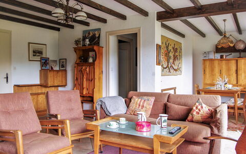 Chamonix 490: Marrone, Cornice, Mobilia, Tavolo, Divano, Proprietà, Legna, Interior Design, Illuminazione, Soggiorno
