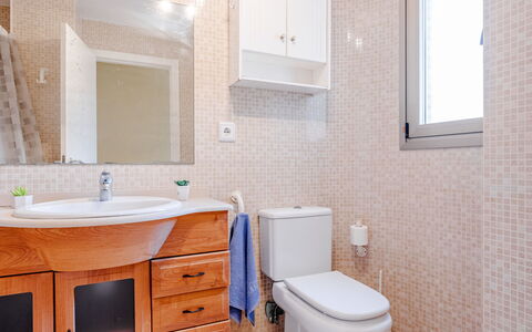 Bahia del Sol: Lavandino Del Bagno, Bagno, Idraulico Fixture, Pavimentazione, Lavello, Gabinetto, Mobiletto Del Bagno, Toilet Seat, Pavimento, Interior Design