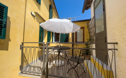 La Casetta Di Emma - Villa Faraldi: Giorno, Costruzione, Finestra, Cielo, Blu, Legna, Shade, Giallo, Casa, Zona Residenziale