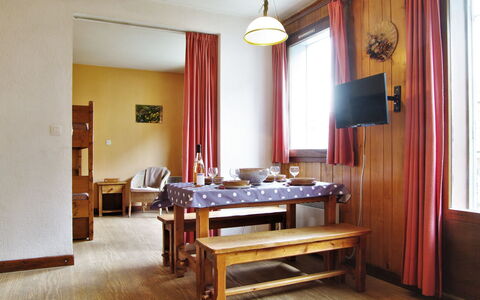 L'Armancette: Mobilia, Tavolo, Costruzione, Proprietà, Finestra, Tenda, Legna, Tessile, Interior Design, Pavimentazione