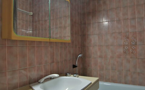 L'Armancette: Bagno, Piastrella, Proprietà, Parete, Camera, Lavandino Del Bagno, Idraulico Fixture, Rubinetto, Lavello, Bagno Accessorio
