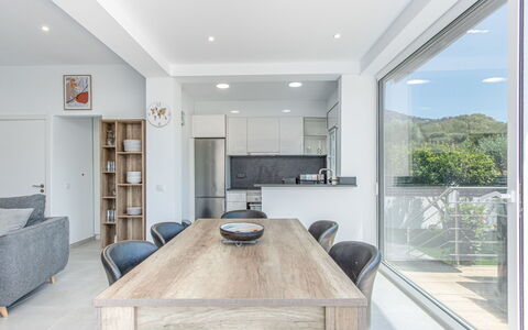 Gironés: Tavolo, Mobilia, Proprietà, Pianta, Divano, Cabinetry, Costruzione, Sedia, Legna, Illuminazione