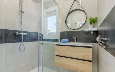 Gironés: Specchio, Idraulico Fixture, Rubinetto, Soffione Doccia, Cabinetry, Lavello, Bagno, Doccia, Costruzione