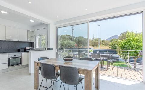 Gironés: Tavolo, Mobilia, Proprietà, Costruzione, Pianta, Sedia, Cabinetry, Legna, Controsoffitto, Interior Design