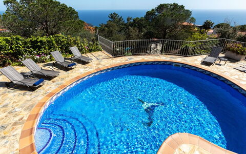 Lloret de Mar 413: Acqua, Cielo, Piscina, Natura, Albero, Azzurro, Blu, Mobili Da Esterno, Località Balneare, Tempo Libero