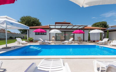 Poreč 121: Acqua, Pianta, Costruzione, Cielo, Proprietà, Piscina, Azzurro, Ombrello, Shade, Mobili Da Esterno