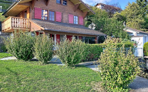 Le Cabanon: Costruzione, Casa, Arbusto, Casa, Zona Residenziale, Tetto, Villetta, Giardino, Primavera