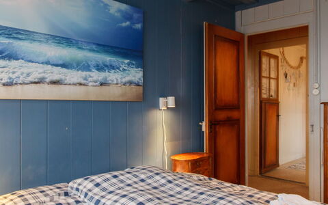 Le Cabanon: Legna, Camera Da Letto, Mobilia, Lenzuolo, Interior Design, Pavimento, Letto, Pavimentazione, Bedding, Camera