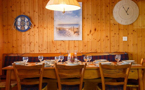 Le Cabanon: Mobilia, Legna, Tavolo, Interior Design, Sala Da Pranzo, Cucina & Sala Da Pranzo Tavolo, Illuminazione, Soffitto, Tavola, Sedia