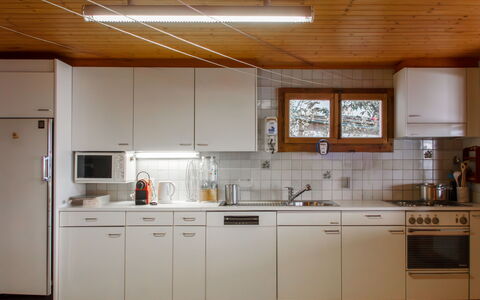 Le Cabanon: Cucina, Elettrodomestico Da Cucina, Controsoffitto, Apparecchio Major, Lavandino Della Cucina, Cabinetry, Pavimentazione, Legna, Lavello, Interior Design