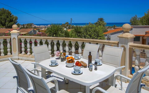 Villa Polonia Mouche: Tavolo, Tavola, Mobilia, Cielo, Proprietà, Costruzione, Sedia, Tavolo Esterno, Azzurro, Mobili Da Esterno