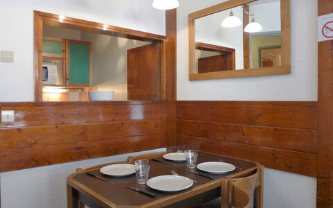 Chamonix 600: Camera, Proprietà, Mobilia, Costruzione, Interior Design, Tavolo, Casa, Immobiliare, Pavimento, Architettura