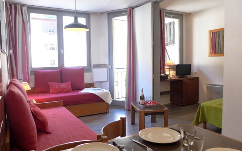 Chamonix 600: Camera, Mobilia, Interior Design, Proprietà, Costruzione, Soggiorno, Tavolo, Tenda, Suite, Pavimento