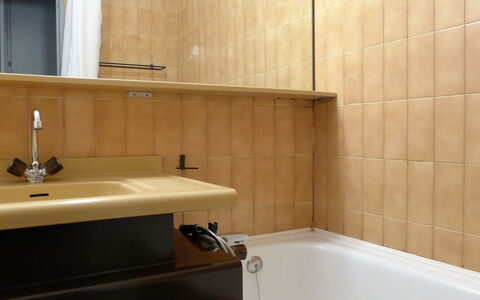 Chamonix 600: Bagno, Proprietà, Camera, Rubinetto, Piastrella, Parete, Interior Design, Architettura, Pavimento, Vasca Da Bagno