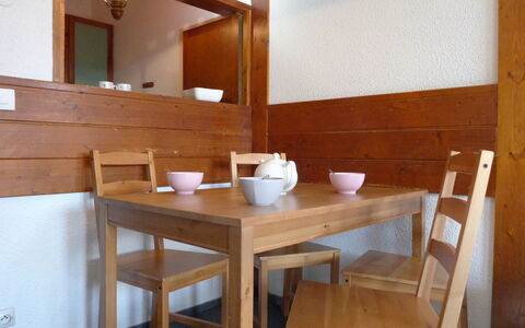 Chamonix 600: Camera, Mobilia, Proprietà, Tavolo, Costruzione, Interior Design, Casa, Sala Da Pranzo, Legna, Compensato