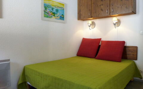 Chamonix 600: Letto, Camera Da Letto, Mobilia, Camera, Lenzuolo, Proprietà, Interior Design, Verde, Parete, Telaio Del Letto