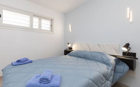 Caravela Beach: Finestra, Comfort, Costruzione, Azzurro, Tessile, Legna, Interior Design, Shade, Pavimentazione, Cuscino