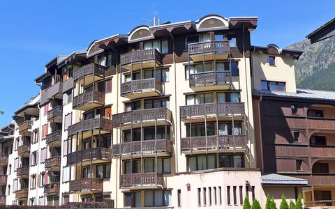Chamonix 630: Cielo, Costruzione, Giorno, Proprietà, Finestra, Palazzone, Pianta, Urban Design, Condominio, Quartiere