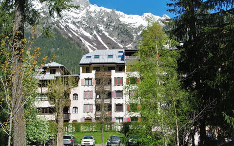 Chamonix 630: Costruzione, Cielo, Pianta, Montagna, Proprietà, Albero, Finestra, Paesaggio Naturale, Auto, Biome