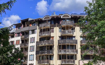 Chamonix 630: Costruzione, Cielo, Nube, Proprietà, Finestra, Albero, Pianta, Urban Design, Palazzone, Condominio