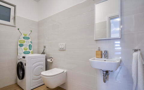 Villa Vali 2: Specchio, Idraulico Fixture, Lavandino Del Bagno, Lavanderia, Proprietà, Costruzione, Rubinetto, Toilet Seat, Viola, Bagno
