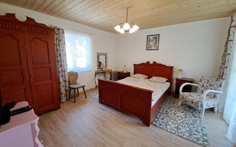 Balatoni Farmhaz: Mobilia, Costruzione, Tavolo, Proprietà, Finestra, Comfort, Sedia, Legna, Cabinetry, Cornice