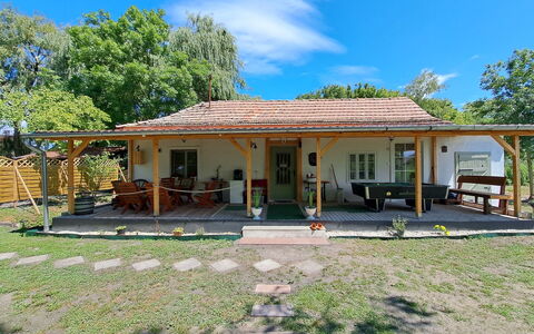 Balatoni Farmhaz: Nube, Cielo, Costruzione, Finestra, Proprietà, Pianta, Albero, Casa, Porta, Architettura