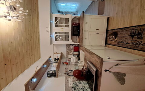 Balatoni Farmhaz: Tavolo, Costruzione, Interior Design, Pavimento, Legna, Pavimentazione, Casa, Scrivania Del Computer, Cucina