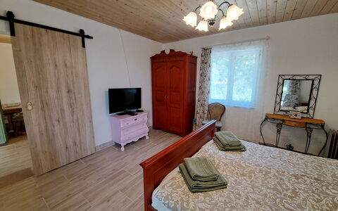 Balatoni Farmhaz: Mobilia, Televisione, Costruzione, Cornice, Legna, Illuminazione, Interior Design, Finestra, Soggiorno, Comfort