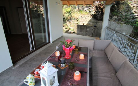 Lucina: Pianta, Tavolo, Mobilia, Proprietà, Divano, Costruzione, Interior Design, Casa, Architettura, Tavola