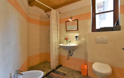 La Cà Vegia 100.2: Specchio, Rubinetto, Idraulico Fixture, Lavello, Proprietà, Lavandino Del Bagno, Bagno, Viola, Interior Design