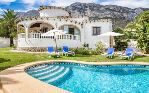 Villa Jolanda: Acqua, Pianta, Nube, Cielo, Proprietà, Costruzione, Blu, Piscina, Azzurro, Albero