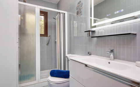 Villa Jolanda: Specchio, Idraulico Fixture, Mobiletto Del Bagno, Proprietà, Rubinetto, Costruzione, Lavello, Lavandino Del Bagno, Bagno, Vasca Da Bagno