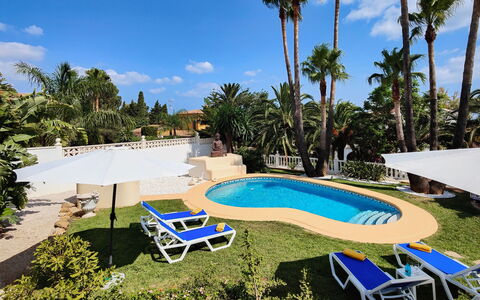 Villa Jolanda: Nube, Pianta, Cielo, Proprietà, Acqua, Piscina, Costruzione, Mobili Da Esterno, Shade, Albero