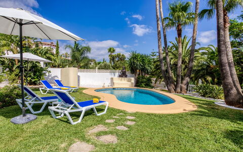 Villa Jolanda: Nube, Pianta, Cielo, Acqua, Proprietà, Albero, Piscina, Azzurro, Costruzione, Mobili Da Esterno