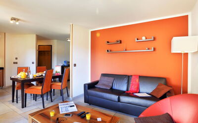 L'Adret 652.4: Mobilia, Tavolo, Divano, Proprietà, Arancia, Comfort, Cornice, Interior Design, Legna, Divano Letto