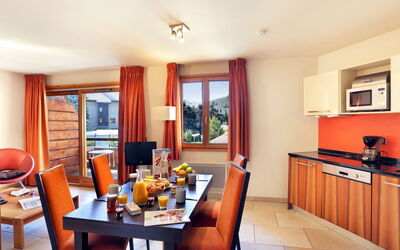 L'Adret 652.3: Tavolo, Mobilia, Proprietà, Sedia, Cornice, Finestra, Cabinetry, Arancia, Interior Design, Cucina & Sala Da Pranzo Tavolo