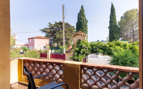 Grace: Pianta, Proprietà, Cielo, Costruzione, Vaso Di Fiori, Legna, Albero, Architettura, Divano, Mobili Da Esterno
