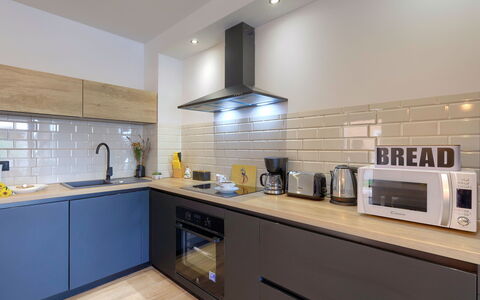 Solis: Controsoffitto, Cabinetry, Rubinetto, Lavandino Della Cucina, Proprietà, Lavello, Cucina Stufa, Cucina, Elettrodomestico Da Cucina, Interior Design
