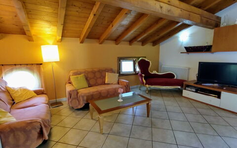 Sorico Albonico 684: Proprietà, Divano, Mobilia, Tavolo, Legna, Costruzione, Architettura, Interior Design, Soggiorno, Pavimento