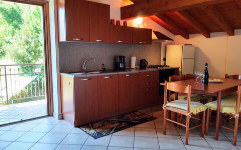 Sorico Albonico 684: Cabinetry, Mobilia, Proprietà, Tavolo, Legna, Controsoffitto, Interior Design, Pavimentazione, Cucina, Pianta