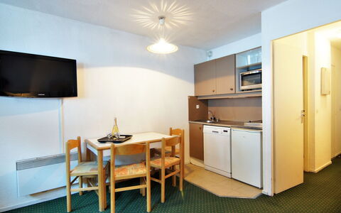 Chamonix 670: Cabinetry, Mobilia, Controsoffitto, Sedia, Cassetto, Tavolo, Interior Design, Illuminazione, Costruzione, Legna