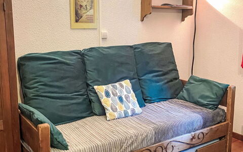 Chamonix 670: Mobilia, Divano, Legna, Tavolo, Architettura, Rettangolo, Interior Design, Cuscino, Pavimento, Soggiorno