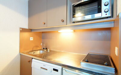 Le Grépon 670.1: Cabinetry, Controsoffitto, Lavandino Della Cucina, Rubinetto, Proprietà, Lavello, Cucina, Costruzione, Legna, Cucina Stufa