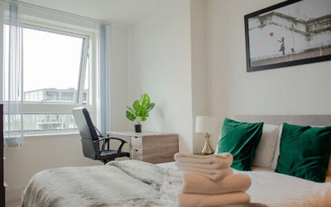 Lincoln Way: Proprietà, Comfort, Verde, Costruzione, Legna, Azzurro, Interior Design, Tessile, Cornice, Finestra