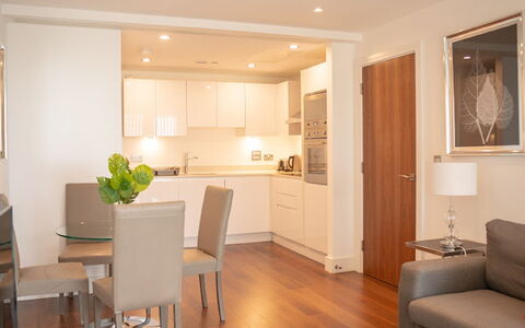 Lincoln Way: Mobilia, Tavolo, Cornice, Pianta Della Casa, Sedia, Divano, Legna, Comfort, Costruzione, Architettura