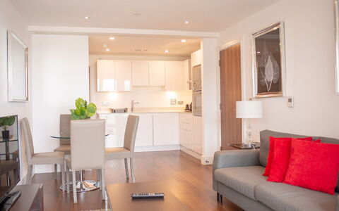 Lincoln Way: Tavolo, Divano, Mobilia, Proprietà, Pianta, Cornice, Illuminazione, Legna, Interior Design, Comfort